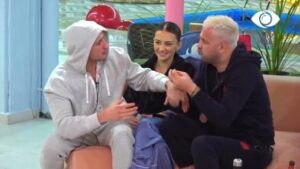 Kam besim deri në vdekje/ Banorët bisedojnë, Kiara ulet mes Kristit dhe Luizit