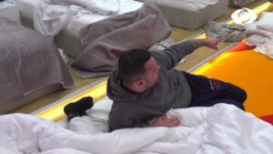 Luizi krahason banorët me marka makinash, të gjithë shkrihen gazit