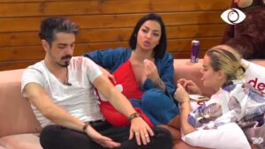 Po gënjen/Debatojnë Mikela dhe Herioni, Amosi bëhet pjesë e rrengut