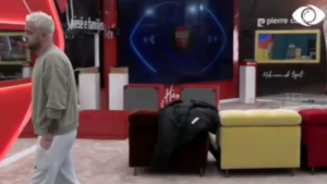 Nuk duroj më/ Luizi nuk rri dot pa cigare, përplas derën