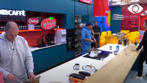 Rri ai këtu, jo unë/Banorët debatojnë për kuzhinën