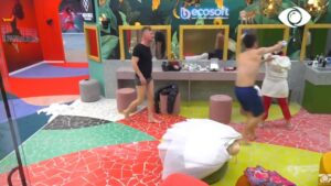 Amos merr hak, i derdh qesen me miell Deas dhe Mikelës