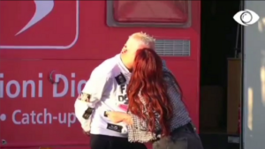 Në këmbim të një cigareje, Tea puth Luizin!