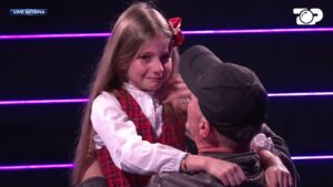 Lot dhe emocione! Genti surprizohet nga vajza, shpërthejnë të dy në lot!