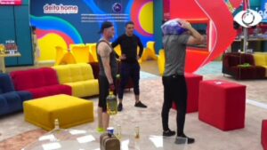 Me oriz dhe bidona vaji, djemtë stërviten në shtëpi