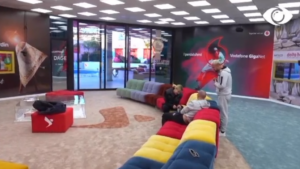 Kejvina bisedon me Kristin, Luizi i ndërpret