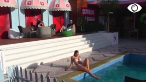 Mikela me bikini rreth pishinës, thërret Kristin për shoqëri