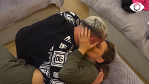 Çifti shtrihet në krevat, Kiara afron Luizin dhe e puth në buzë