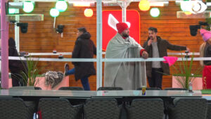 Sfida e rezistencës/ Luizi mbulohet me batanije dhe urinon