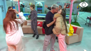 Luizi dhe Kiara puthen teksa kërcejnë