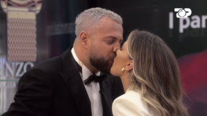 Luizi “puthet” me Oltën/ Të qeshura pafund nga loja me makarona