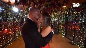 “Me ty”/ Luizi i shfaq Kiarës këngën e dedikuar për të! Puthje pafund mes çiftit