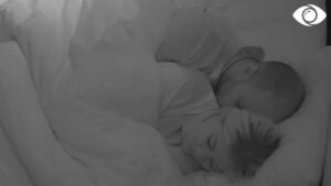 Kristi dhe Keisi shtrihen të flenë bashkë