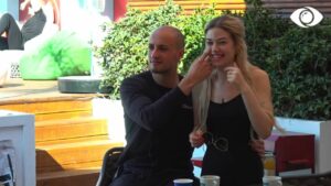 Kristi flirton me Keisin, Luizi i ngacmon