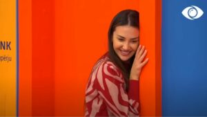 Luizi flet me Kiarën përmes derës/Si të duket Beati?