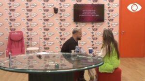 Luizi ndihmon Kiarën me provat e këngës