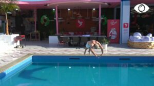 Misioni sekret i Luizit dhe Oltës/ Dy lojtarët i “hedhin” të gjithë banorët në pishinë!