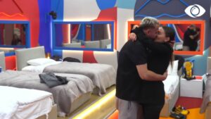 Të burgosurit lënë qelinë, Luizi shkon puth Kiarën