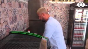 Luizi zgjohet i pari, këndon dhe pastron banakun