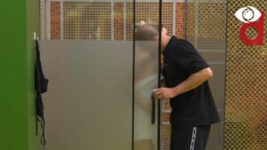 Keisi në dush, Kristi e ngacmon dhe e puth në qafë