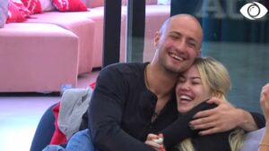 Batuta mes dyshes/Luizi i jep ‘leksione’ Kristit si të puthë Keisin