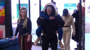 Beati mban në krahë Deamishelin, grupi duhet të ngrijë 