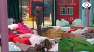 Banorët flenë në verandë/ Luizi: Do ngriheni në orën 5!