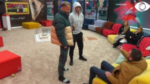 Të pëlqej unë ty?/ Olta ngacmon Tanin 