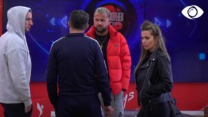 Kristi diskuton me banorët për ndarjen e punëve