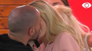 Mbrëmja e vajzave/Kristi puth Keisin