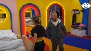 Kënga e Luizit në sfond, ai vrapon të përqafoj Kiarën