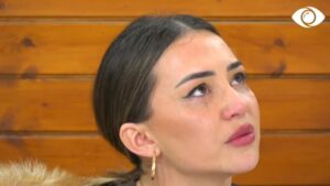 Kiara qan në oborr, Si guxon, a je në terezi?/ Luizi-Po më bie në qafë