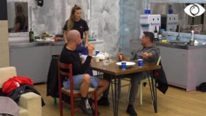 “Janë bërë shumë gjëra të padrejta”/ Debat mes banorëve: Je kontradiktor! 