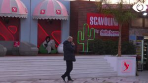 Armaldo dhe Luizi në oborr, nuk flasin me njëri-tjetrin 