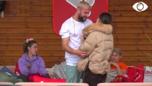 Luizi kërkon ta përqafojë, Kiara refuzon