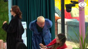 Nuk u mor vesh na duan njerëzit brenda apo jo/ Luizi diskuton me Kiarën: Mos rri si pulë!