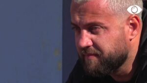 Luizi vetëm në verandë, këndon dhe përlotet