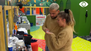 Luizi ndihmon Oltën të bëjë rutinën e fytyrës, Dea e Armaldo ndihmojnë Kiarën