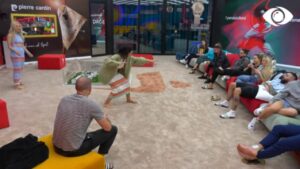 Banorët luajnë me pantonime me filma