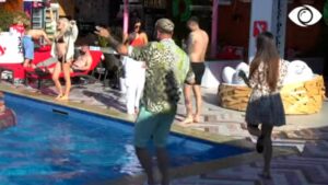 Festa në Pishinë/Luizi kërcen me Kiarën, djemtë lahen në pishinë