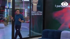 Olta dhe Qetsori ftojnë  Armaldon për të biseduar, ai refuzon