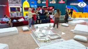 Floor is lava/ Loja Wordflex, banorët duhet të qëndrojnë në dyshek, kush prek tokën digjet