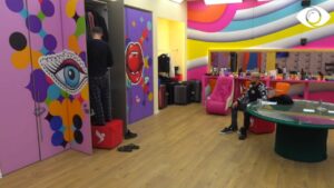 Luizi: Akoma s'e ke bërë valixhen?/ Armaldo: Kthe majat nga ke thembrat