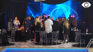 Super atmosferë në shtëpi, banorët shijojnë muzikën