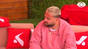 Po u bashkove, je lepurush/ Luizi i drejtohet Fotinisë, ironizon Qetsorin