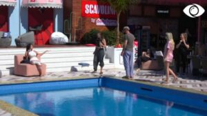 “Je lider pra”/Banorët kritikojnë Jorin