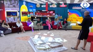 Banorët të ndarë në dy ambiente zgjedhin liderin, në shtëpi nis votimi