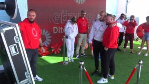 Banorët dalin të bëjnë foto në oborr