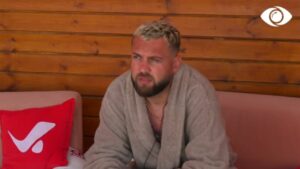 Luizi nis ditën duke kënduar dhe përshëndet Kiarën