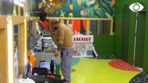 Edhe Luizi thyen rregullin, lan dhëmbet duke përdorur të dyja duart